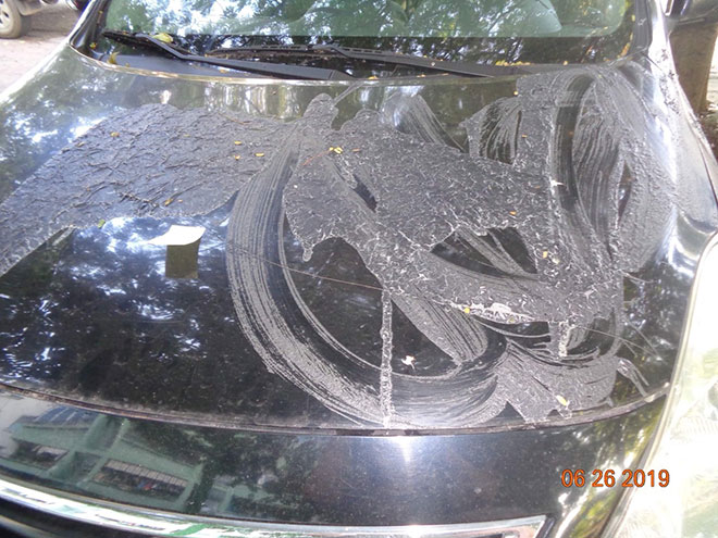 Hà Nội: Hai "xế hộp" bất ngờ bị đổ chất bẩn trong đêm - 2