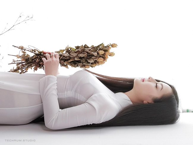 Quỳnh Trâm (sinh năm 1995) nổi tiếng bởi hàng loạt bộ ảnh diện áo dài đẹp ngây ngất bên sen, hoa loa kèn...
