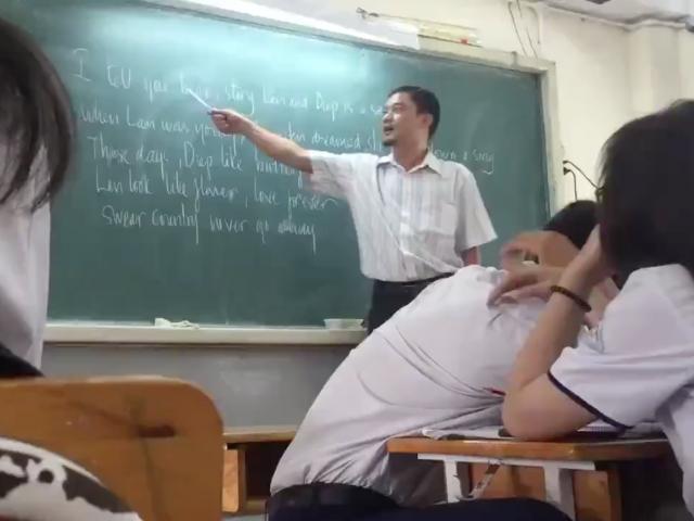 Bạn trẻ - Cuộc sống - Thầy giáo gây sốt với "Chuyện tình Lan và Điệp" phiên bản tiếng Anh