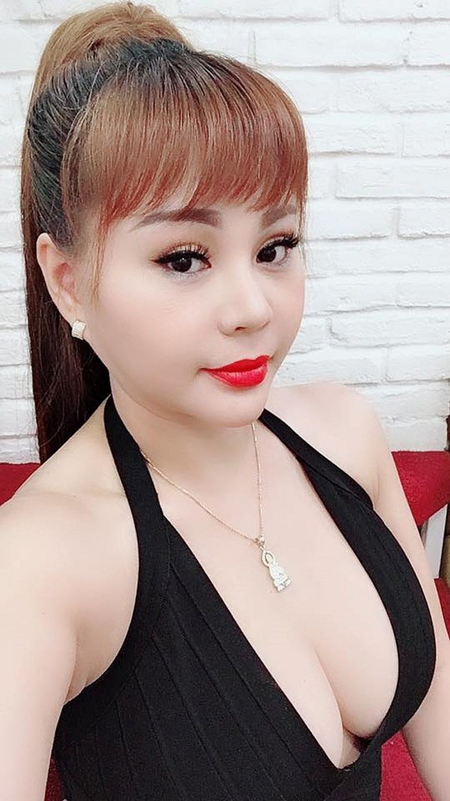 Diễn viên sinh năm 1972 rất chịu khó dao kéo để duy trì nhan sắc. Cô trông luôn trẻ trung và tươi tắn không kém gái 30.