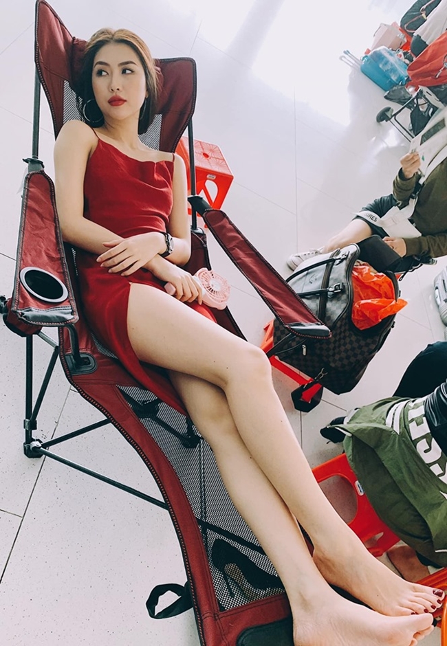 Tường Linh tranh thủ chợp mắt trên phim trường. Hình ảnh gợi cảm của Hoa hậu Sắc đẹp châu Á khiến nhiều người chú ý. Trong phim, nhân vật của người đẹp sinh năm 1994 là một cô gái nóng bỏng, lợi dụng lúc ở thang máy quyến rũ kẻ ấu dâm, thậm chí mời gọi họ lên nhà &#34;làm một ly&#34;.