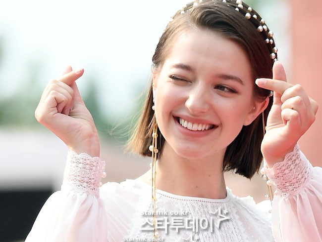 Dàn mỹ nhân o ép vòng 1 vẫn "lu mờ" trước người đẹp mặc kín đáo - 10