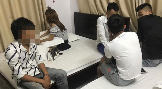 Cô gái cùng 4 thanh niên "mở tiệc" ma túy trong khách sạn - 1