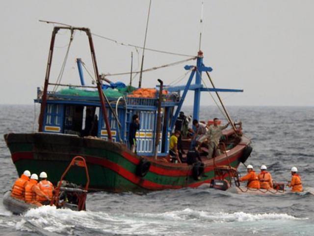 Tàu cá Nghệ An chìm gần đảo Bạch Long Vỹ, 10 ngư dân mất tích