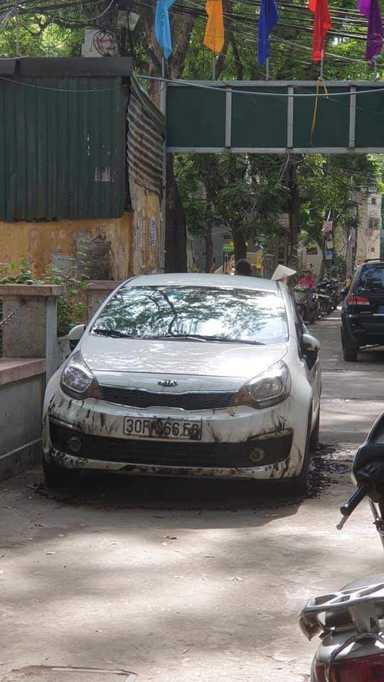 Hà Nội: Sự thực thông tin "xe ô tô bị đốt vì đỗ chắn lối đi ở Kim Liên" - 1