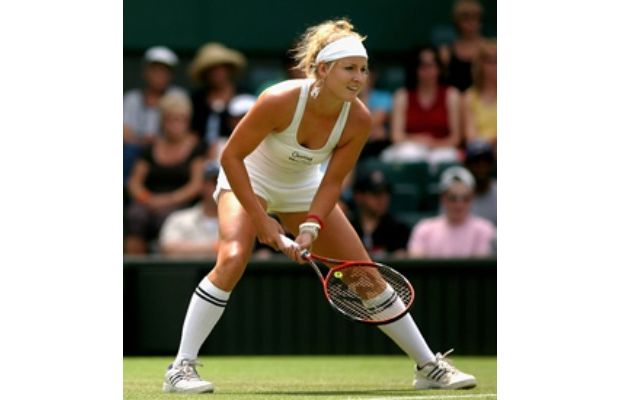 Sửng sốt Wimbledon: Mỹ nhân &#34;hở trên lộ dưới&#34;, khán giả ngượng chín mặt - 2