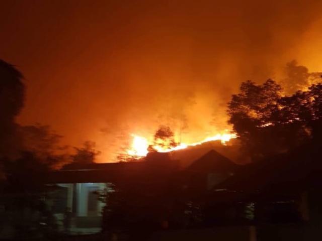 Cháy rừng khủng khiếp ở Hà Tĩnh, di dời gần 100 hộ dân trong đêm