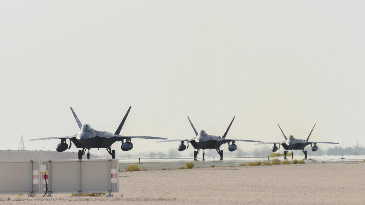 Mỹ lần đầu điều tiêm kích tàng hình tối tân nhất F-22 đến căn cứ sát Iran - 1