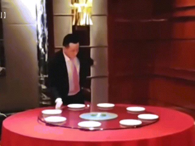 Media - Xem nhân viên nhà hàng Trung Quốc xếp bàn ăn theo cách cực độc và siêu nhanh