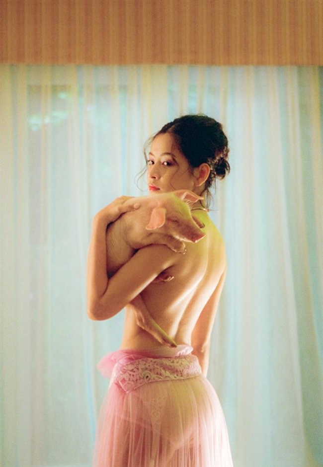 Hot girl Chi Pu với bức ảnh thả vòng 1 bế lợn để đời khi thực hiện MV "Mời anh vào team em".