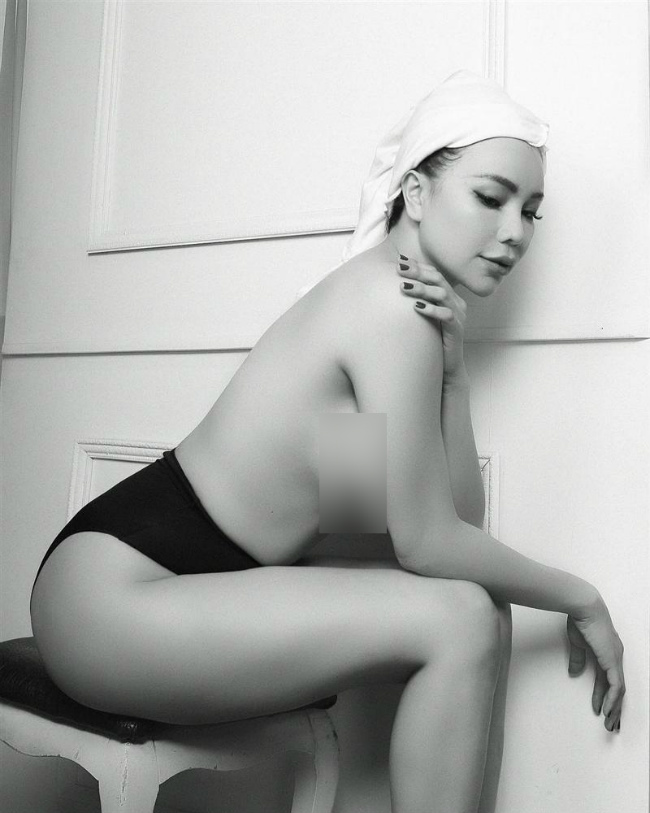 Trà Ngọc Hằng tự tin khoe vòng 1 trong bức ảnh bán nude đen trắng nghệ thuật.