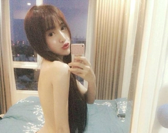 Trước đây, Elly Trần từng gây nhiều tranh cãi với những khoảnh khắc khoe ngực trần.