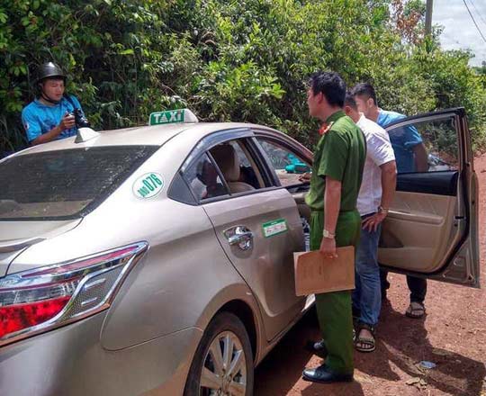 Bị cướp kề dao vào cổ, tài xế taxi đạp cửa chạy thoát thân - 1