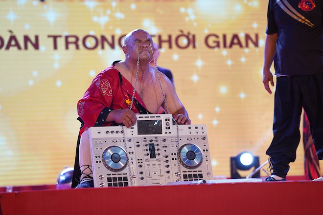 Bậc thầy kung-fu và “phù thủy” nhạc cụ Việt Nam xác lập kỷ lục thế giới mới - 1