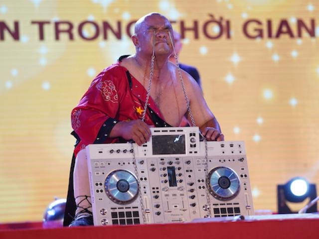 Tin tức trong ngày - Bậc thầy kung-fu và “phù thủy” nhạc cụ Việt Nam xác lập kỷ lục thế giới mới