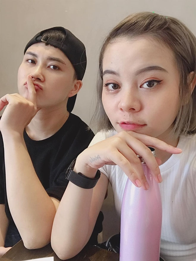 Ca sĩ chuyển giới hát "Ông bà anh" công khai bạn gái hơn tuổi - 1