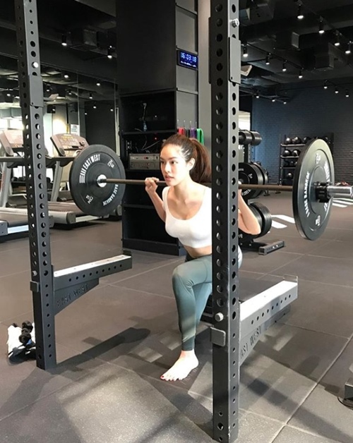 Vòng eo cuộn múi hiếm có khó tìm của cựu Hoa khôi thiếu nữ Thái Lan - 4