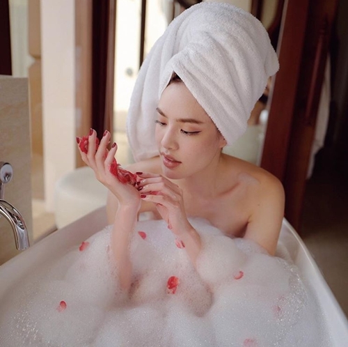 Vòng eo cuộn múi hiếm có khó tìm của cựu Hoa khôi thiếu nữ Thái Lan - 8