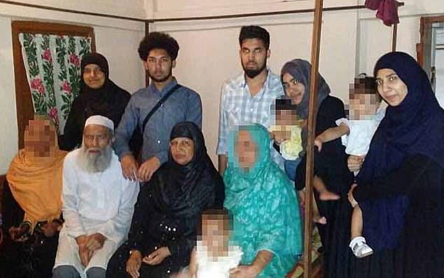 Toàn bộ gia đình Anh 12 người bỏ nhà theo IS và kết cục bi thảm - 1