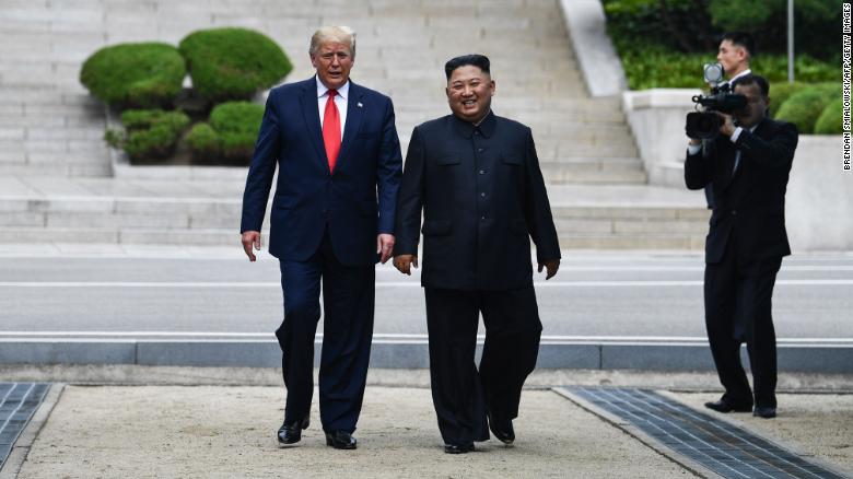 Ông Trump bất ngờ trở thành Tổng thống Mỹ đầu tiên đặt chân lên đất Triều Tiên - 1