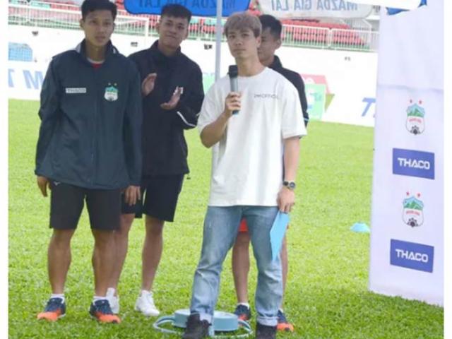 Bóng đá - Thí sinh "nhí" bao vây Công Phượng trong ngày thi tuyển vào Học viện HAGL JMG