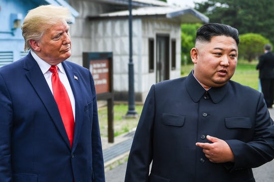 Chi tiết lạ trong cuộc gặp Trump - Kim tại khu phi quân sự biên giới liên Triều - 1