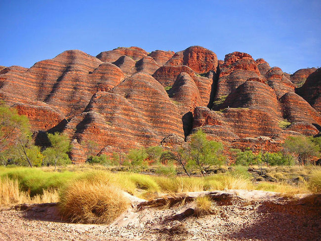 Vườn quốc gia Purnululu: Có dãy núi đá sa thạch Bungles Bungles cao trung bình 200 - 300m, hình thành khoảng 35 triệu năm trước thuộc bang Tây Úc, là di sản thiên nhiên thế giới UNESCO.
