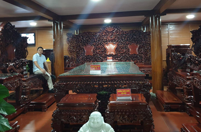 Bộ bàn ghế gỗ hương Lào thuộc sở hữu của đại gia gỗ Cao Trung Hậu ở Văn Chấn - Yên Bái.