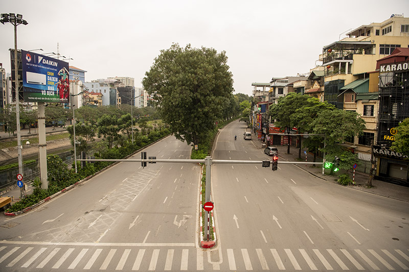 Sáng&nbsp;nay, người dân hạn chế ra đường khiến các con phố lớn trở nên vắng vẻ.