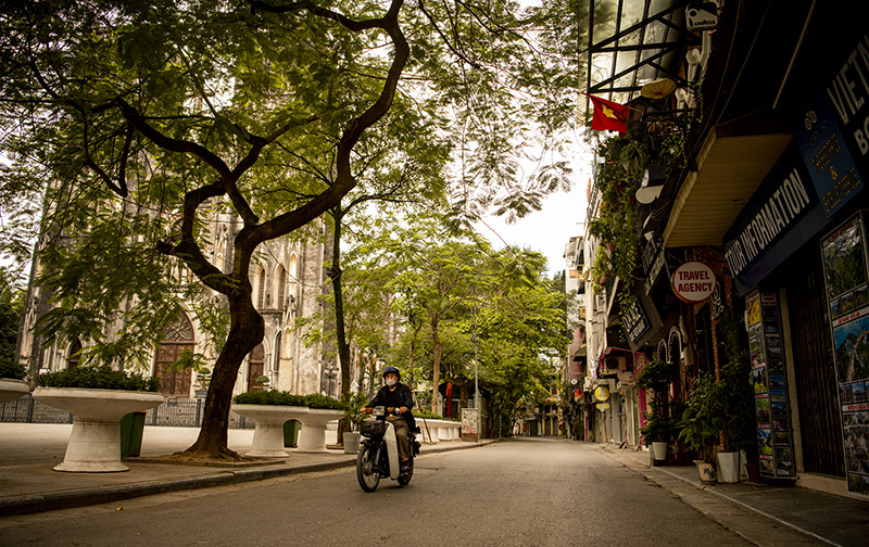Đường phố Hà Nội, TP.HCM &#34;vắng như Tết&#34; trong ngày đầu thực hiện cách ly toàn xã hội - 7