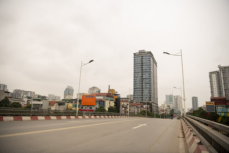 Đường phố Hà Nội, TP.HCM &#34;vắng như Tết&#34; trong ngày đầu thực hiện cách ly toàn xã hội - 10