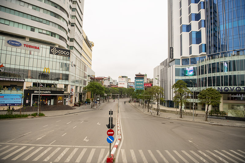 Đường phố Hà Nội, TP.HCM &#34;vắng như Tết&#34; trong ngày đầu thực hiện cách ly toàn xã hội - 11