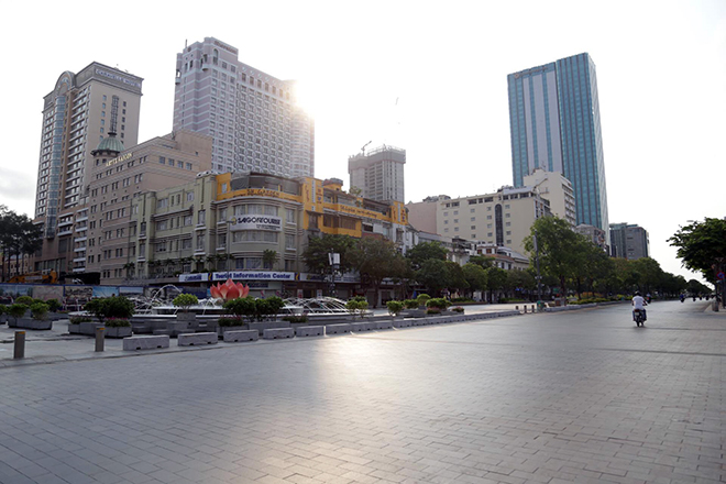 Đường phố Hà Nội, TP.HCM &#34;vắng như Tết&#34; trong ngày đầu thực hiện cách ly toàn xã hội - 34