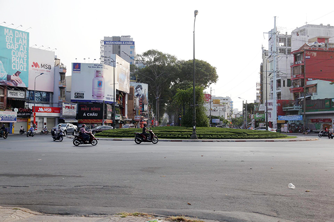 Đường phố Hà Nội, TP.HCM &#34;vắng như Tết&#34; trong ngày đầu thực hiện cách ly toàn xã hội - 36