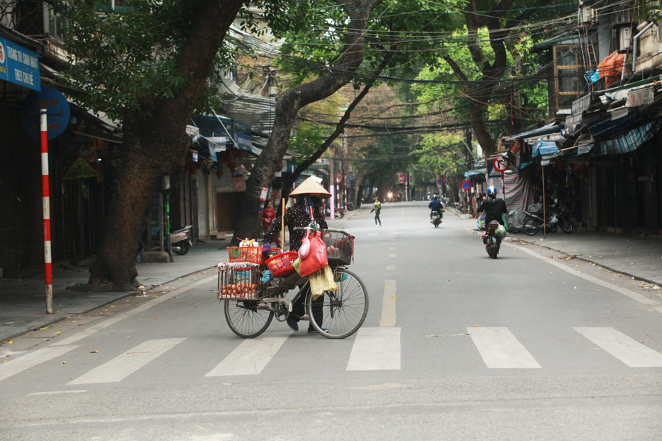 Đường phố Hà Nội, TP.HCM &#34;vắng như Tết&#34; trong ngày đầu thực hiện cách ly toàn xã hội - 18