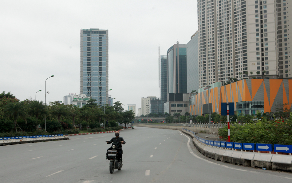 Đường phố Hà Nội, TP.HCM &#34;vắng như Tết&#34; trong ngày đầu thực hiện cách ly toàn xã hội - 25