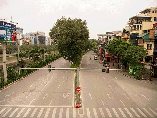 Tin tức trong ngày - Đường phố Hà Nội, TP.HCM "vắng như Tết" trong ngày đầu thực hiện cách ly toàn xã hội