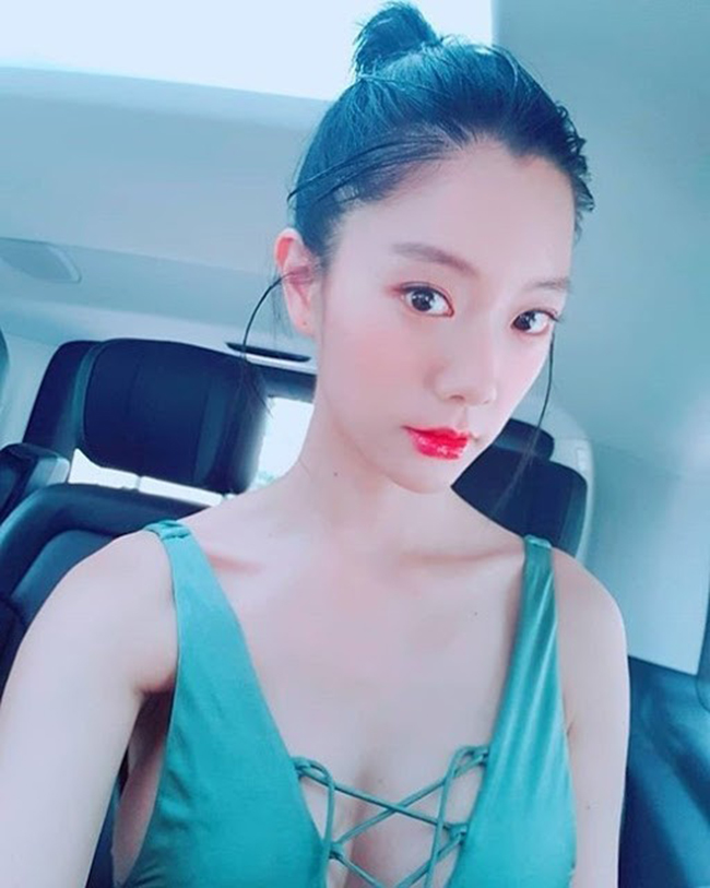 Tuy nhiên, từ một người đẹp bị "ghét cay ghét đắng" trong showbiz Hàn, Clara chuyển hướng sang thị trường Trung Quốc và nhanh chóng gây chú ý nhờ vẻ đẹp hình thể.