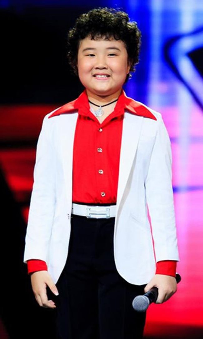 Thí sinh nam duy nhất trong top 3 chung cuộc – Nguyễn Hoàng Anh gây ấn tượng bởi giọng hát khỏe khoắn cùng mái tóc xoăn, thân hình mũm mĩm dễ thương.