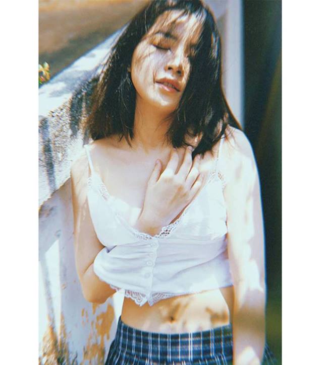Chi Pu mê mẩn thả hồn vào hình tượng nhân vật, mê man với cách tạo dáng như đang khao khát tình yêu.&nbsp;
