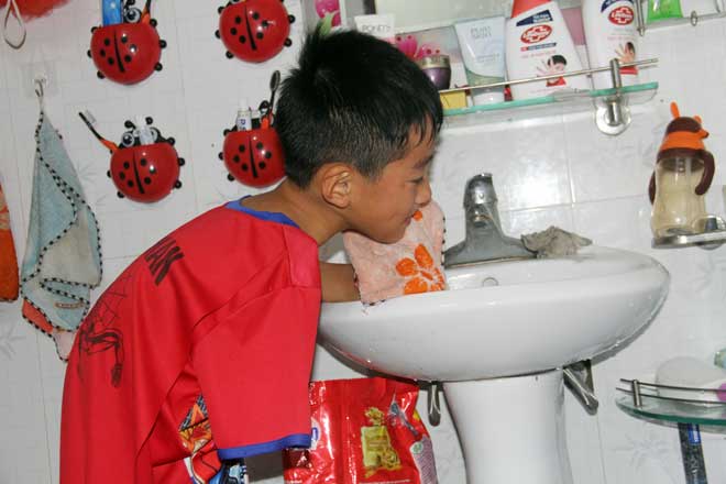 Hành trình vẽ lên cuộc đời của cậu bé không tay - 1