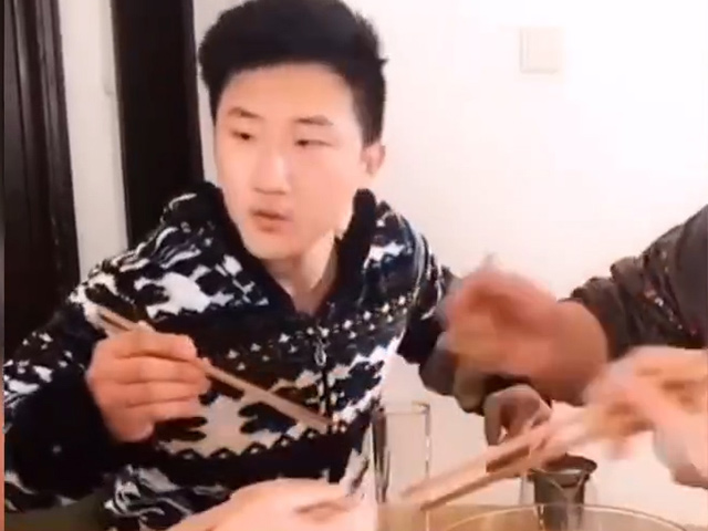 Video Clip Cười - Ở nhà tránh dịch gặp phải lũ bạn "khốn nạn"