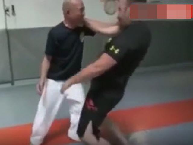 Thể thao - Cao thủ võ thuật U80 khiến đối thủ to gấp đôi ngã như “điện giật”