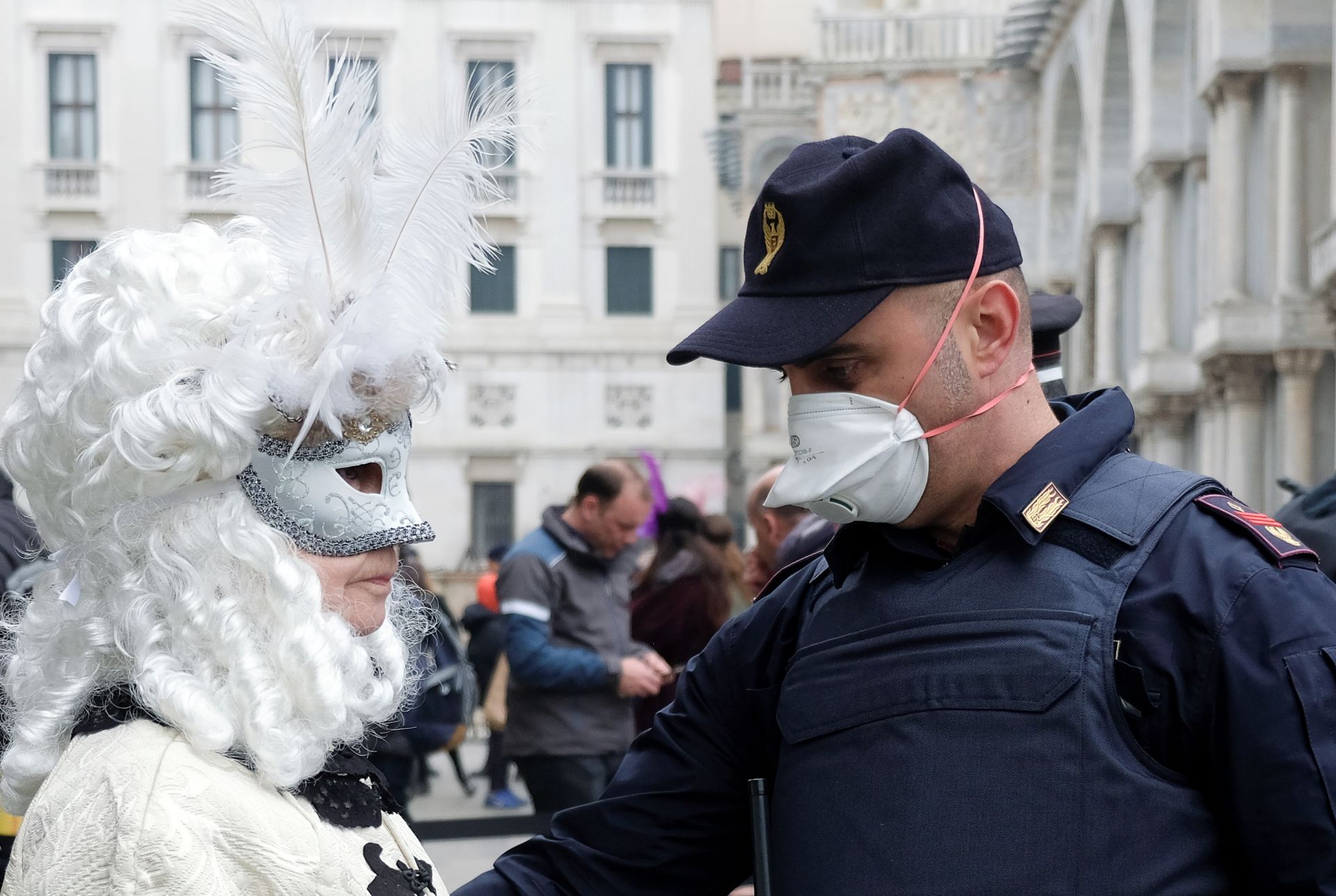 Cảnh sát&nbsp;Italia&nbsp;kiểm tra một người dân mặc đồ hóa trang&nbsp;(ảnh: Reutes)
