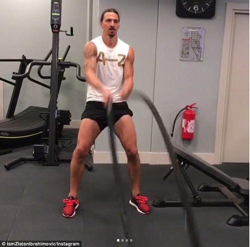 "Gã cuồng gym" CR7, Zlatan Ibrahimovic, Sanchez khoe body núi đá khi ở nhà - 2