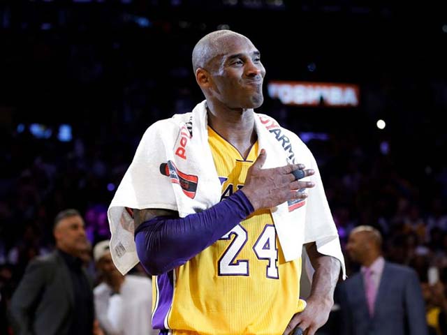 Thể thao - Fan mua khăn giá 700 triệu đồng để hấp thụ "năng lực siêu sao thể thao"