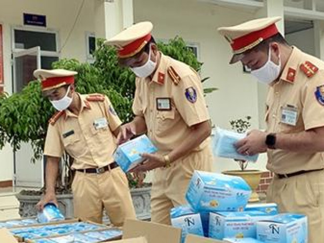 Thị trường - Tiêu dùng - 75 ngàn chiếc khẩu trang không rõ nguồn gốc đang "di chuyển" ra  Lao Bảo