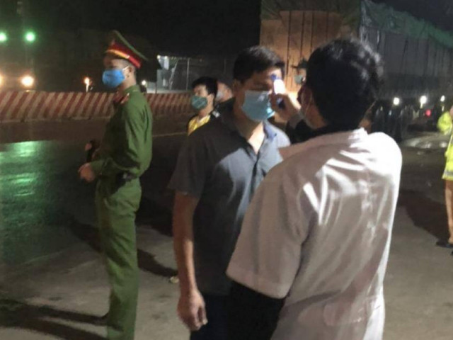 Tin tức trong ngày - Hà Nội lập 30 chốt giám sát, đo thân nhiệt từng người ra vào cửa ngõ Thủ đô