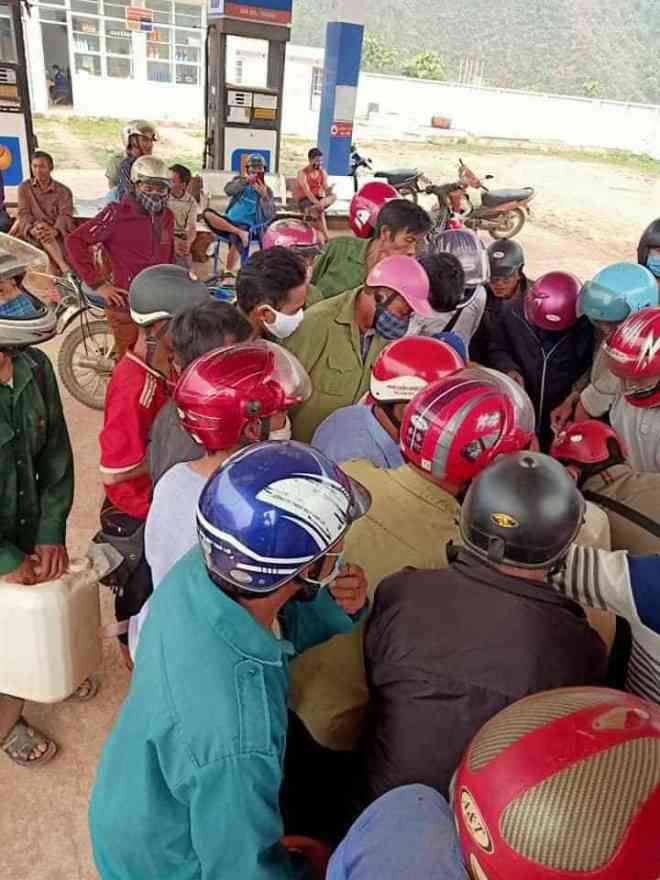 Người dân ở miền núi phía Bắc chen nhau để lấy được xăng về tích trữ. Ảnh: NVCC