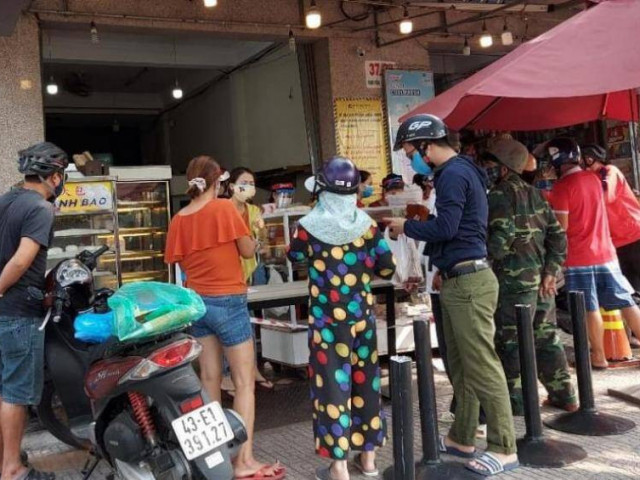 Người Đà Nẵng chen chân mua bánh mì sau ”lệnh cấm” bán hàng qua mạng